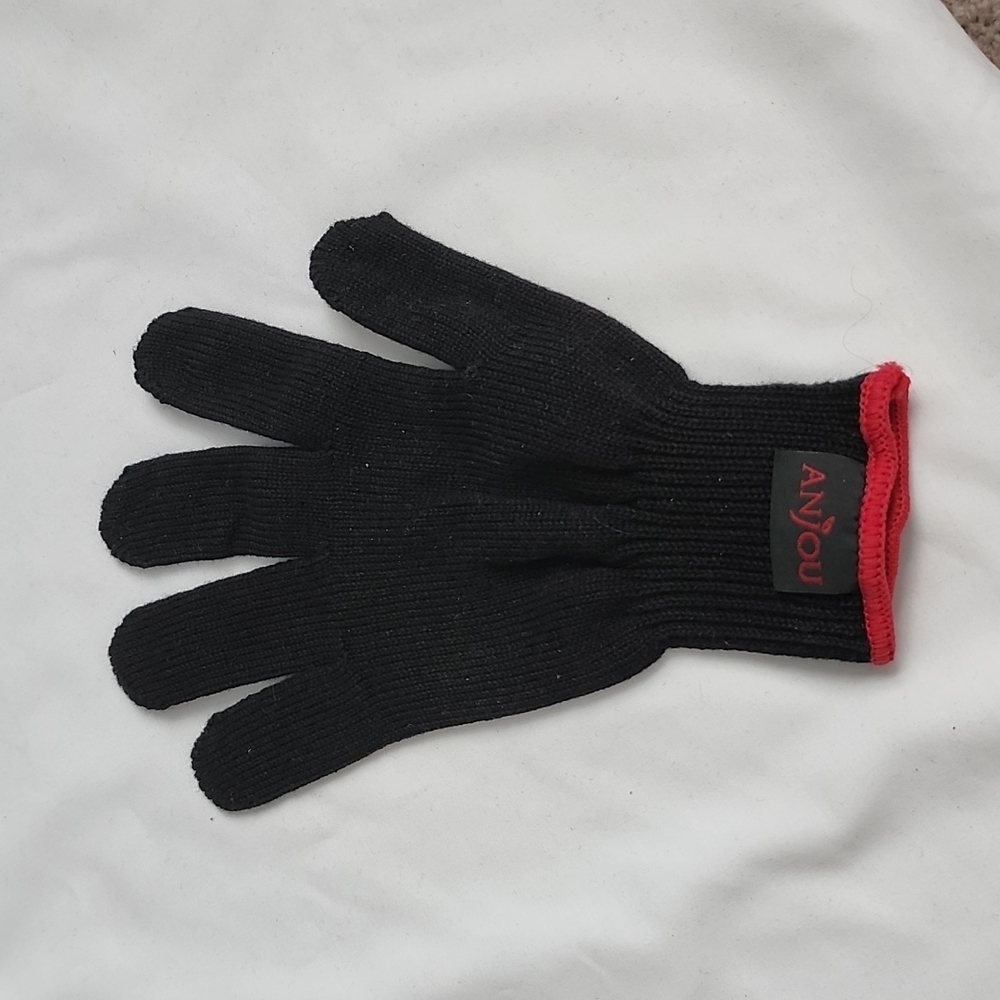 NWOT Anjou heat resistant glove (curling iron / wand)